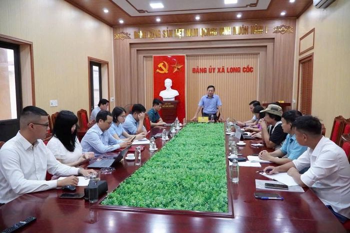 Hình ảnh Bí thư Đảng ủy, Chủ tịch HĐND xã Long Cốc Nguyễn Hoàng Trung trong một buổi làm việc với Ban Thường vụ Đảng ủy xã Long Cốc.