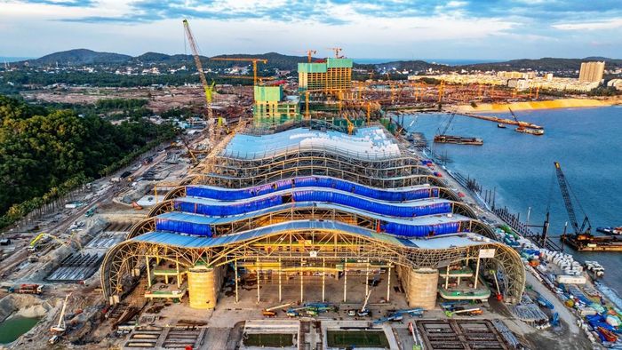 Hệ thống kết cấu thép quy mô lớn của Trung tâm Hội nghị APEC dần được lắp kín. Ảnh: Sun Group.