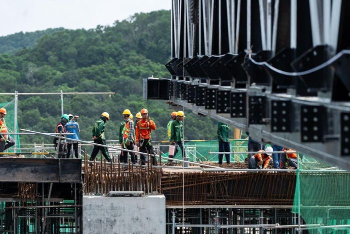 Công nhân lắp dựng kết cấu thép tại Nhà hát APEC. Ảnh: Sun Group.