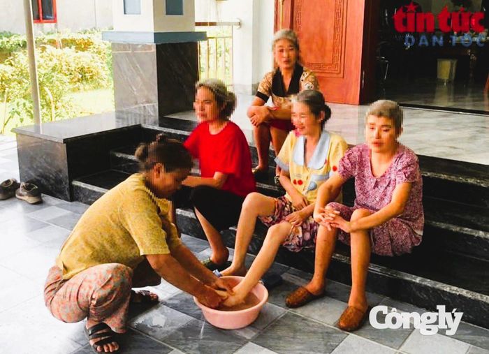 Bà Nguyễn Thị Đàn, vợ ông Lê Đình Dểnh đang chăm sóc cho 4 người con đều bị nhiễm chất độc da cam,dioxin. Ảnh: Báo Tin tức