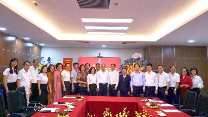 Các đại biểu chụp ảnh lưu niệm