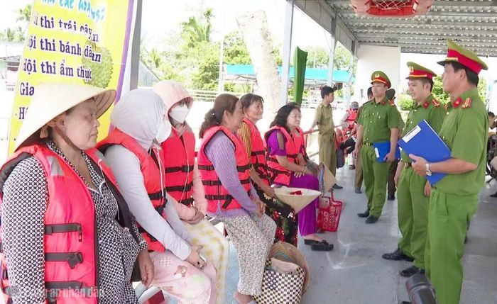 Công an xã Nhơn Mỹ tuyên truyền đến người dân về bảo đảm an toàn khi tham gia giao thông thủy.