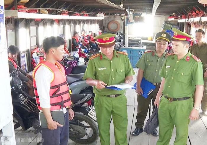 Công an xã Nhơn Mỹ kiểm tra phương tiện hoạt động tại bến phà ngang sông theo quy định.