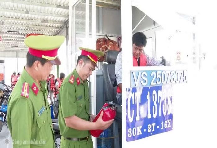Công an xã Nhơn Mỹ kiểm tra thiết bị chữa cháy được trang bị trên phương tiện chở khách.
