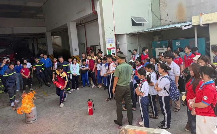 Học sinh phường Chợ Quán tham gia trải nghiệm "Một ngày làm chiến sĩ PCCC và CNCH"
