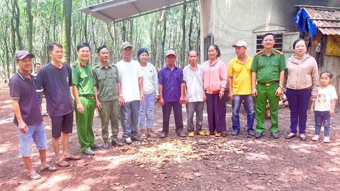 Cán bộ Công an xã Thuận Lợi chụp ảnh lưu niệm với gia đình ông Khỏi.