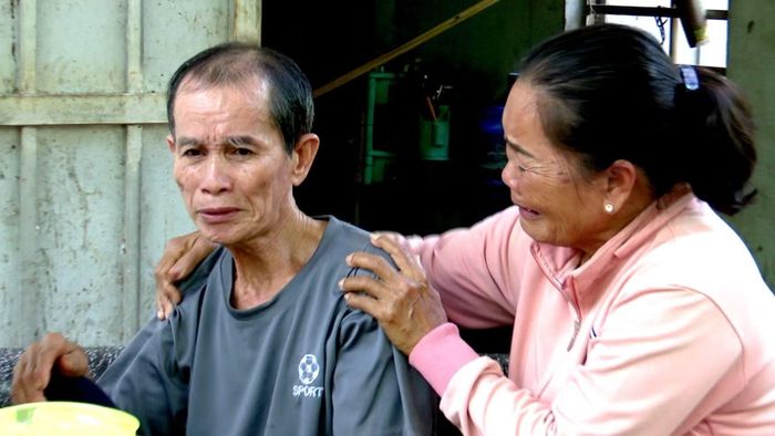 Những giọt nước mắt hạnh phúc khi ông Khỏi tìm được gia đình.