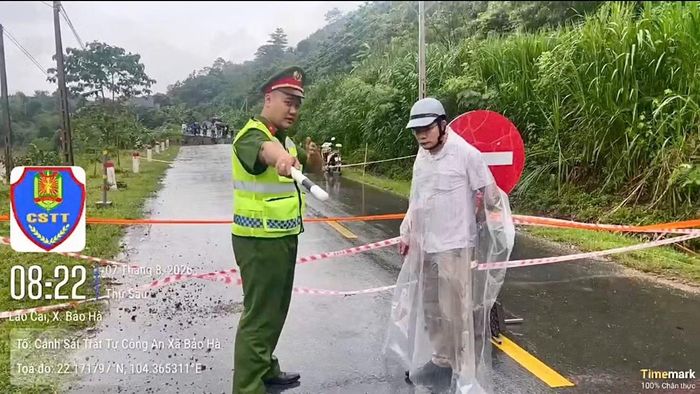 Công an xã Bảo Hà và Đội CSGT đường bộ số 2 phòng CSGT Công an tỉnh Lào Cai chốt chặn 2 đầu, phân luồng giao thông, bảo đảm an toàn cho người và phương tiện.
