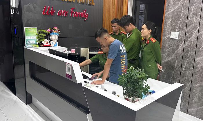 Lực lượng Công an xã Trà My tổ chức kiểm tra hành chính cơ sở lưu trú trên địa bàn.