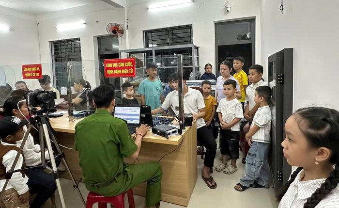 Công an xã Trà My thu nhận hồ sơ cấp căn cước cho trẻ từ 6 đến dưới 14 tuổi.