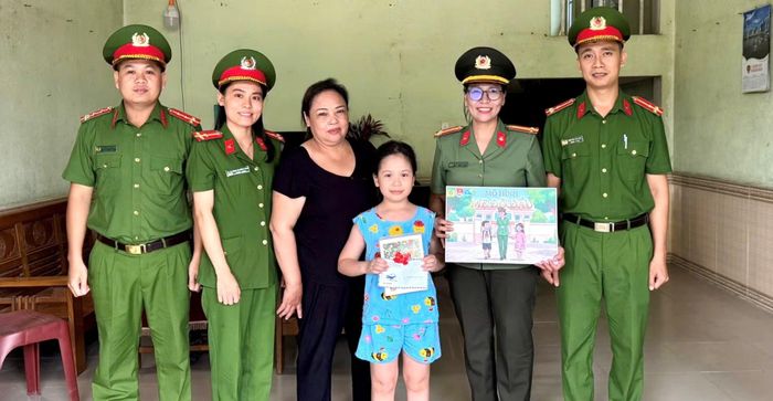 Đoàn viên thanh niên và hội viên phụ nữ Công an xã Trà My thăm, tặng quà cho học sinh nghèo hiếu học.
