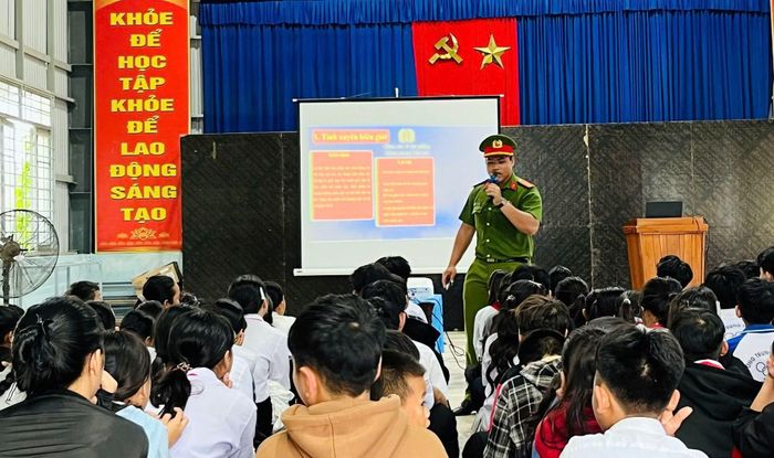 Cán bộ Công an xã Trà My tuyên truyền pháp luật cho các em học sinh.