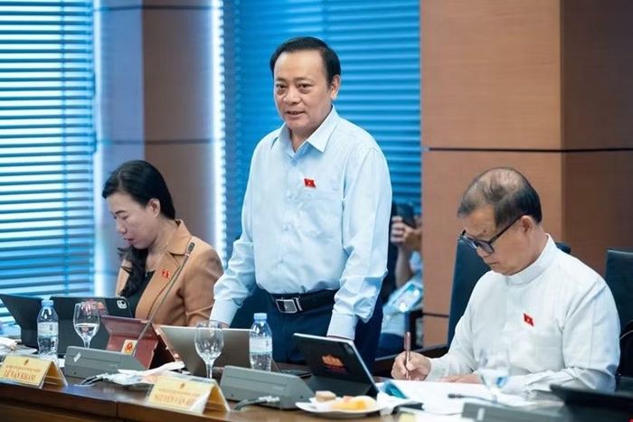 Đại biểu Lê Văn Khảm phát biểu tại buổi thảo luận