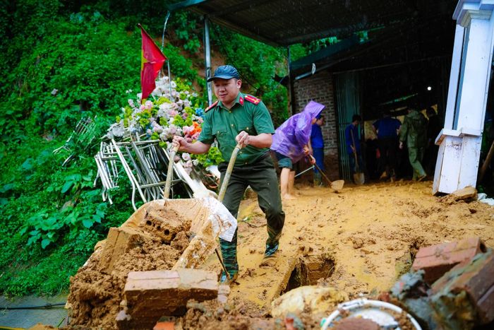 Nước lũ kéo theo đất đá tràn vào nhà người dân.