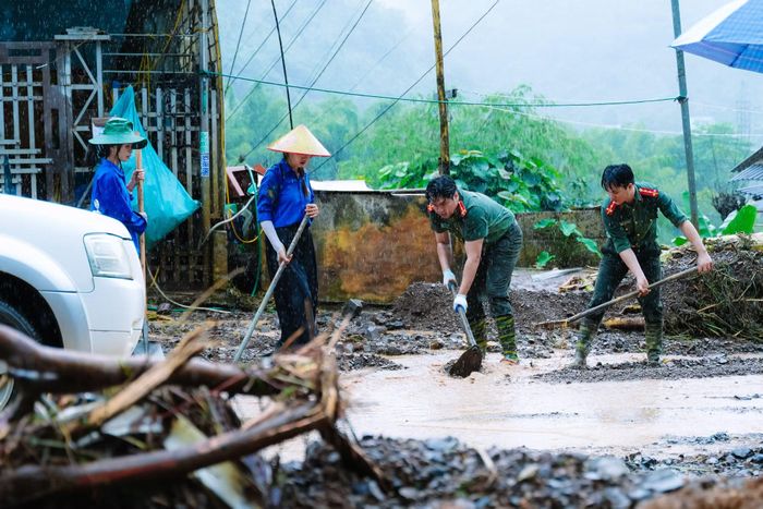 Cán bộ Công an Sơn La dọn bùn đất tràn xuống Quốc lộ 6 đoạn thuộc địa phận xã Muổi Nọi.
