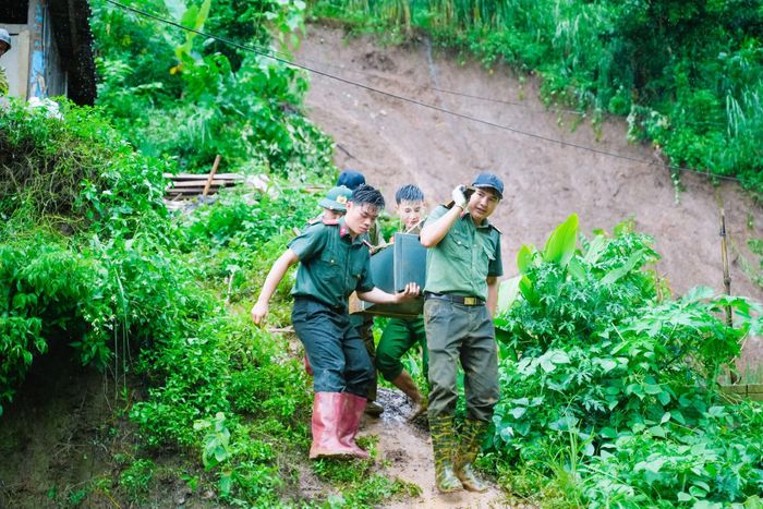 Nhiều tài sản giá trị của người dân được di chuyển đến nơi an toàn.