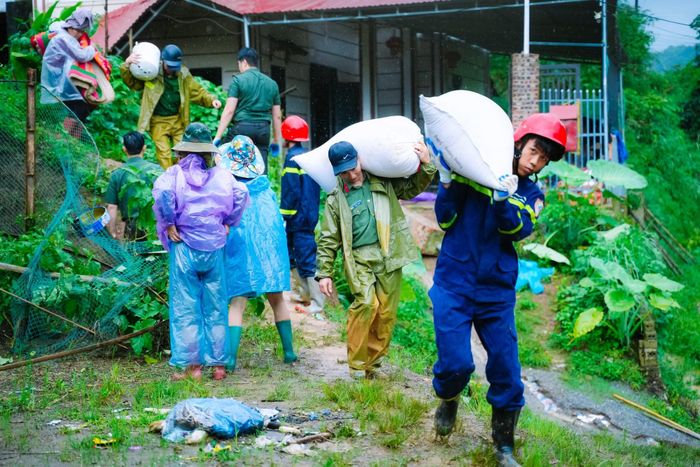 Dẫu nắng hay mưa, các cán bộ, chiến sĩ Công an Sơn La luôn có mặt hỗ trợ nhân dân.