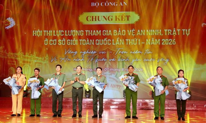 Thứ trưởng Lê Văn Tuyến tặng hoa Ban Giám khảo Hội thi.