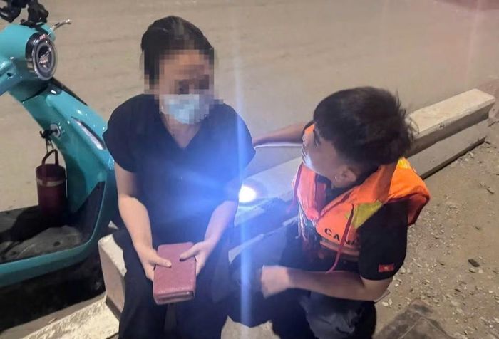 Cảnh sát PCCC và CNCH khuyên nhủ thành công người có ý định nhảy sông Đồng Nai.