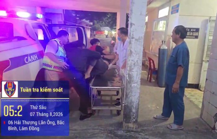Tổ công tác số 10, kịp thời đưa tài xế có dấu hiệu đột quỵ đi cấp cứu.