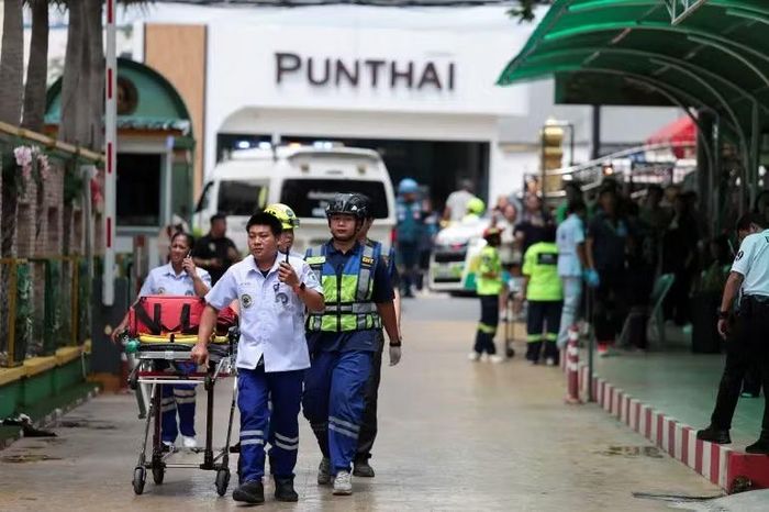 Nhân viên cứu thương làm việc tại hiện trường vụ xả súng. Ảnh Reuters.