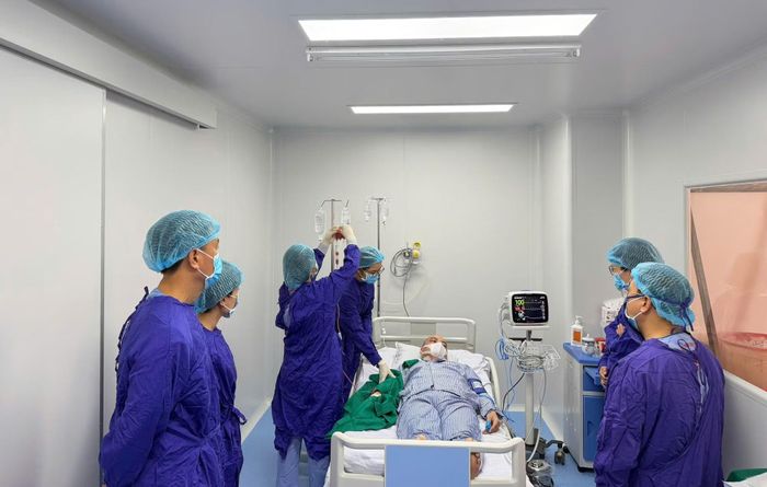 Bác sĩ đang truyền tế bào gốc tự thân cho bệnh nhân.