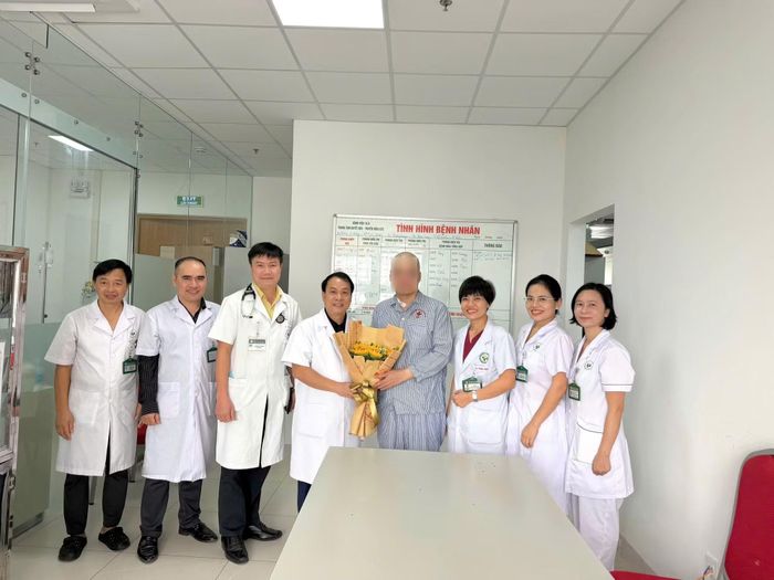 Đại tá, PGS.TS Nguyễn Tiến Quang, Giám đốc Bệnh viện 19-8 cùng các y bác sĩ chúc mừng bệnh nhân ra viện.