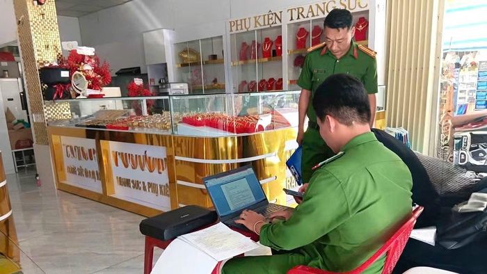 Cơ quan Công an kiểm tra, tuyên truyền, nhắc nhở các cơ sở kinh doanh thực hiện đúng các quy định về sở hữu trí tuệ.