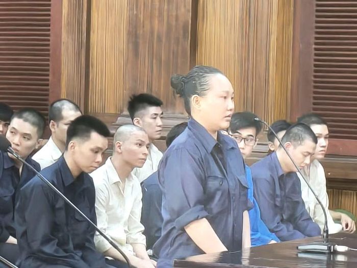Nữ bị cáo trong vụ án khóc, xin lỗi gia đình.