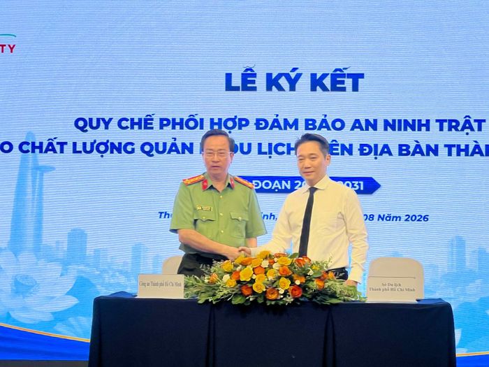 Đại diện lãnh đạo Sở Du lịch và Công an TP Hồ Chí Minh ký quy chế phối hợp.