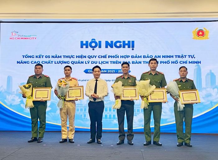 Ông Lê Trương Hiền Hòa, Phó Giám đốc Sở Du lịch TP Hồ Chí Minh trao tặng giấy khen của Giám đốc Công an Thành phố cho các tập thể và cá nhân có thành tích xuất sắc trong công tác phối hợp đảm bảo ANTT, nâng cao chất lượng quản lý du lịch tại TP Hồ Chí Minh.