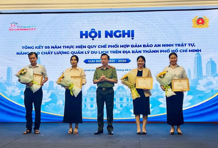 Đại tá Bùi Thanh Trực, Phó Giám đốc Công an TP Hồ Chí Minh trao tặng giấy khen của Giám đốc Công an Thành phố cho các tập thể và cá nhân có thành tích xuất sắc trong công tác phối hợp đảm bảo ANTT, nâng cao chất lượng quản lý du lịch tại TP Hồ Chí Minh.