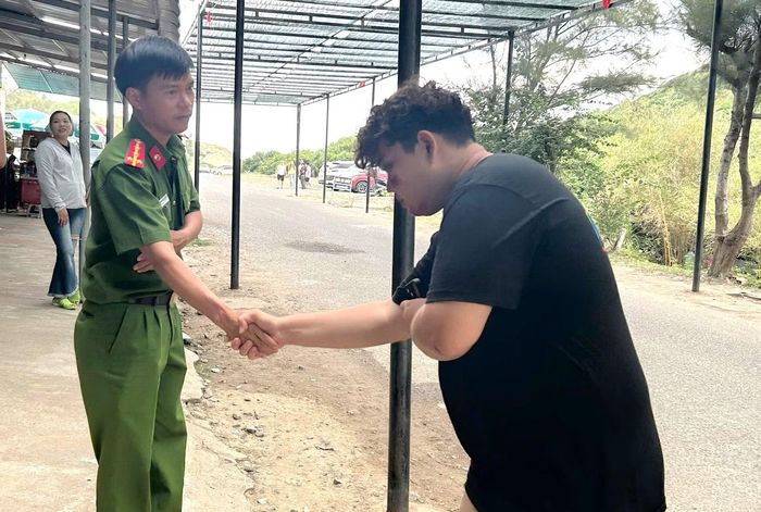 Du khách lâm nạn bày tỏ lời cảm ơn các lực lượng cứu hộ trước khi lên xe ô tô về lại Nha Trang - Khánh Hòa.