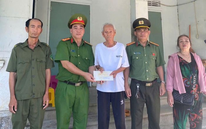 Lãnh đạo Công an xã Diên Lâm đến thăm, tặng quà gia đình chính sách nhân kỷ niệm 79 năm Ngày Thương binh Liệt sĩ (27/7/1947-27/7/2026).