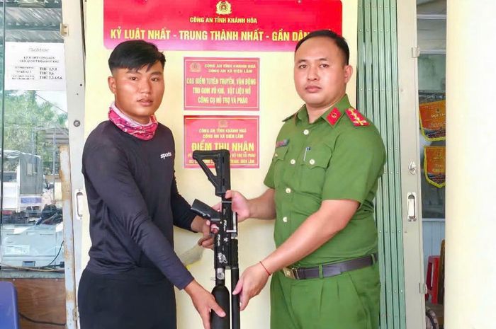 Anh Nguyễn Đình Long - một người dân tự nguyện giao nộp khẩu súng hơi PCP cho Công an xã Diên Lâm.
