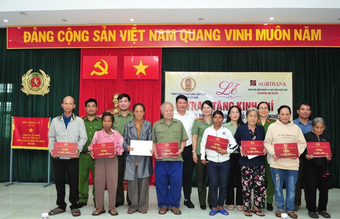 Những người chiến sĩ CAND sẻ chia với những gia đình khó khăn nơi đại ngàn Gia Lai