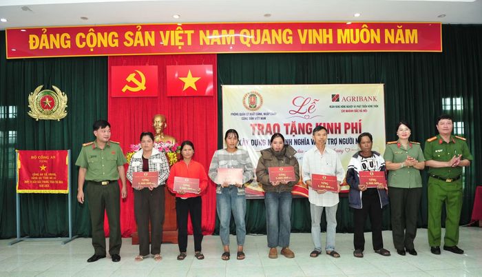Đại tá Trương Thị Thu Ba trao quà tặng các gia đình có hoàn cảnh khó khăn.