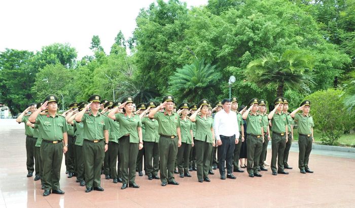 Phòng Quản lý xuất cảnh, nhập cảnh của công dân Việt Nam phối hợp Phòng Quản lý xuất nhập cảnh - Công an tỉnh Gia Lai đã tổ chức chương trình sinh hoạt chính trị tại Bảo tàng Quang Trung xã Tây Sơn.
