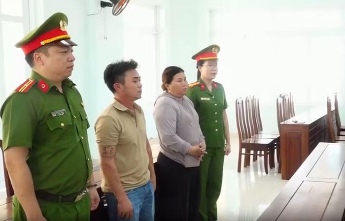 Trần Thị Thúy Linh và Phạm Yên nghe công bố quyết định khởi tố bị can và lệnh cấm đi khỏi nơi cư trú.