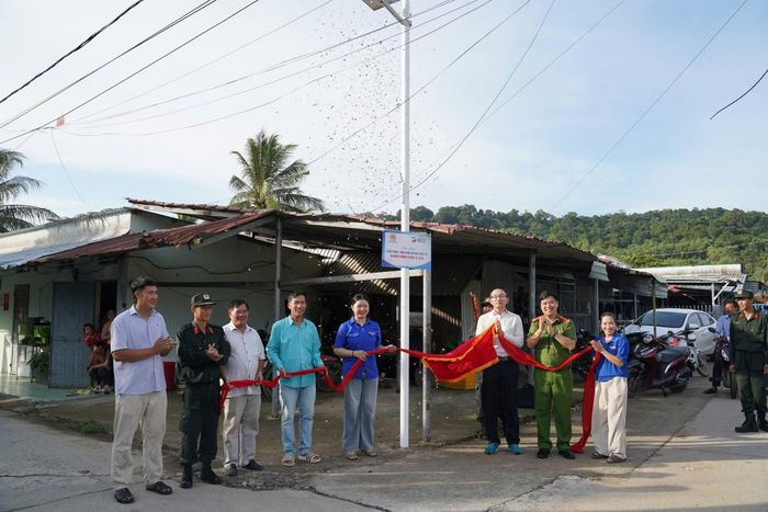  Đoàn công tác trao tặng công trình “Ánh sáng an ninh, trật tự” tại đặc khu Phú Quốc. 