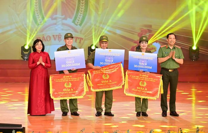 Chủ tịch Ủy ban Trung ương MTTQ Việt Nam Bùi Thị Minh Hoài và Thứ trưởng Lê Văn Tuyến trao thưởng các đội tuyển xuất sắc đoạt giải A.