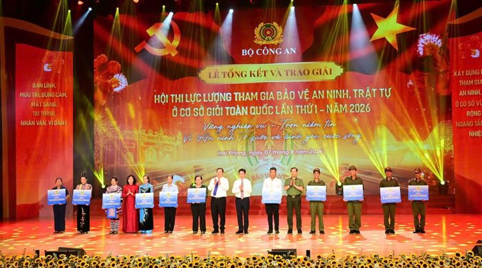 Ban Tổ chức tri ân, tặng quà thân nhân và gia đình các thành viên tham gia bảo vệ ANTT ở cơ sở tiêu biểu.