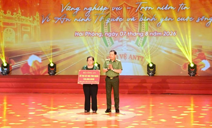 Thứ trưởng Lê Văn Tuyến trao 150 triệu đồng của Bộ Công an hỗ trợ xây nhà cho gia đình liệt sỹ Huỳnh Trí Phúc.