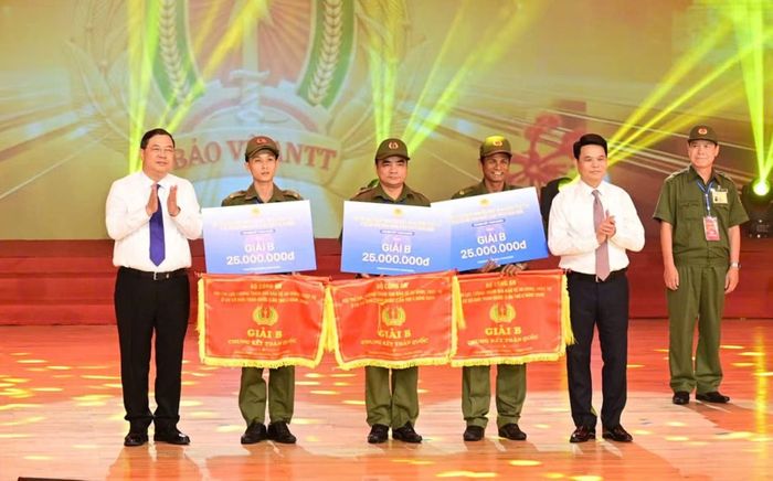 Phó Thủ tướng Thường trực Phạm Gia Túc và Bí thư Thành ủy Hải Phòng Lê Ngọc Châu trao thưởng các đội đoạt giải B.