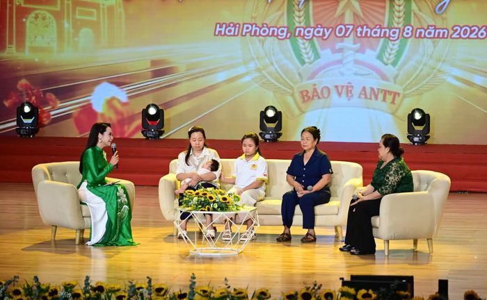 Phần giao lưu đầy xúc động với thân nhân các liệt sỹ Phan Văn Thành và Huỳnh Trí Phúc.