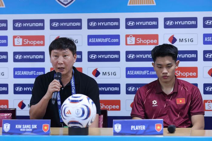 HLV Kim Sang Sik và Đình Bắc trong cuộc họp báo sau trận đấu với Campuchia.