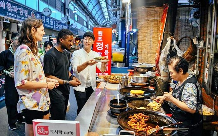 Tour ẩm thực tại Seoul từng đoạt giải thưởng với 10 món ăn Hàn Quốc, rất hút khách du lịch quốc tế trải nghiệm. Ảnh: viator
