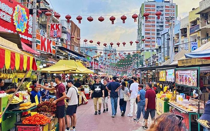 Phố ẩm thực nổi tiếng Jalan Alor ở trung tâm Bukit Bintang - khu vực sôi động bậc nhất Thủ đô Kuala Lumpur (Malaysia) - nhộn nhịp vào cuối giờ chiều. Ảnh: bondingexplorers
