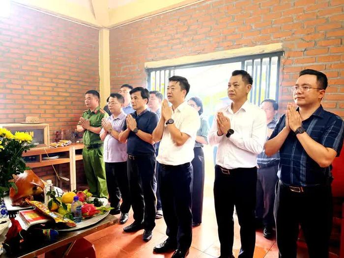 Lãnh đạo xã Hợp Thành cùng đại diện các cơ quan, đơn vị dâng hương và lễ vật tại miếu Tả Phời. Ảnh: Minh Ngọc