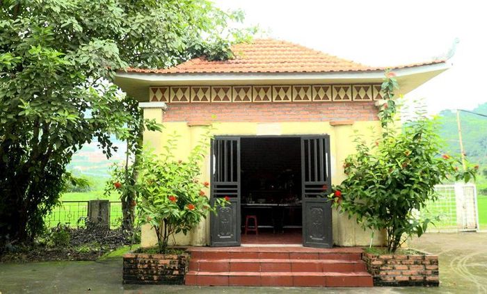 Miếu Tả Phời thờ Thần làng của cộng đồng người Giáy bản địa. Ảnh: Minh Ngọc